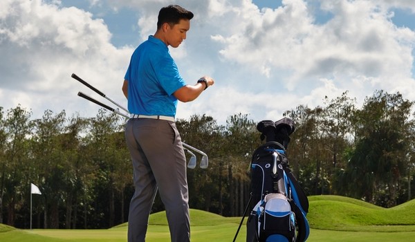 golfeur jetant un coup d'oeil sur sa montre Garmin